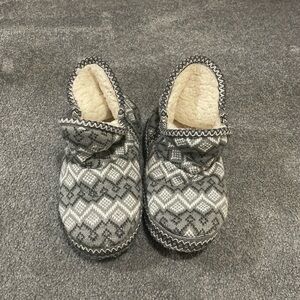 Mukluks fleece knit slipper boots size larger (9-10)
